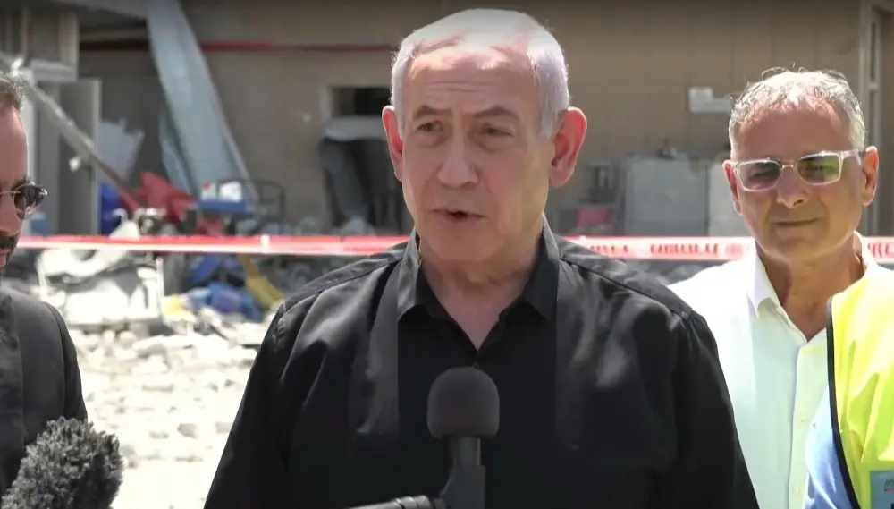 בנימין נתניהו מתראיין ליד בי"ח ב"סורוקה"